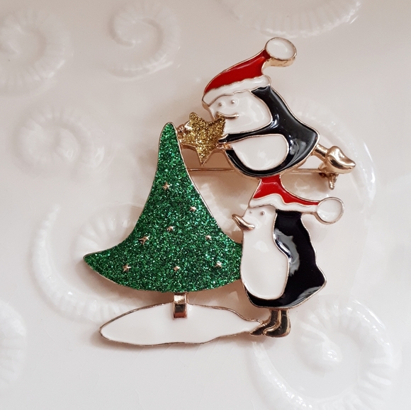Vintage enamel Christmas tree and penguins brooch - Picture 6 of 10